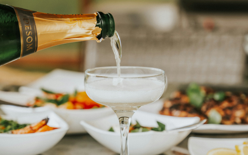 L’art de sabrer le champagne : 3 étapes pour réussir